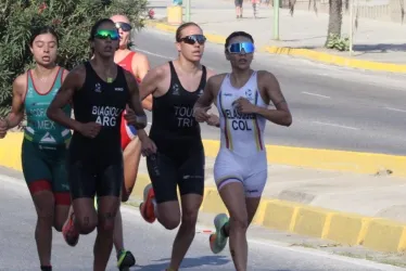 María Carolina Velásquez (blanco), campeona del VII Triatlón Internacional de La Habana. En esta foto, en una competencia hace dos semanas en Venezuela. 