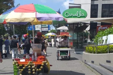 Aumentaron los vendedores ambulantes por la Avenida Santander, afuera de Cable Plaza.