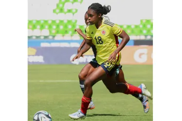 Linda Caicedo (frente) de Colombia disputa un balón con Chinwen Alozie (atrás) de NigerIa, durante un partido por la Women’s Revelations Cup en el estadio León, en Guanajuato (México).