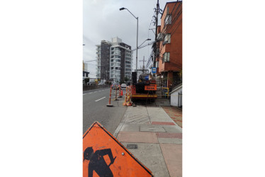 La maquinaria que estaba realizando el arreglo sobre la avenida Santander. 