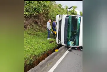 Turbo se volcó en la salida de Manizales: un lesionado