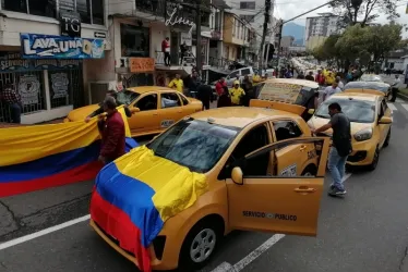 Operación tortuga de los taxitas por la Avenida Santander de Manizales, en el sector de El Triángulo. 