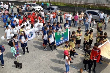 Equipos participantes en el desfile de los torneos de la Liga Caldense de Fútbol. 