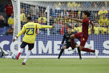 El colombiano Jorge Cabezas patea para anotar el segundo tanto de su selección ante los venezolanos.