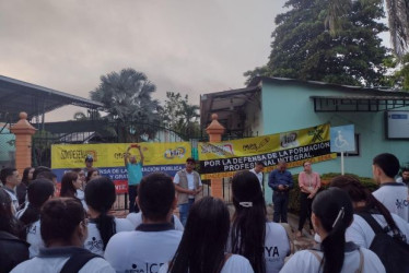  El sindicato del Sena en La Dorada comenzó ayer protestas con el propósito de exigir contratación de instructores y recursos para el funcionamiento de la sede. Las quejas forman parte de la jornada nacional de 48 horas programada en las seccionales de la entidad en el país.