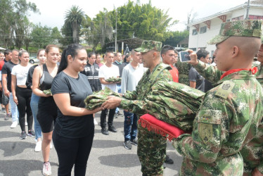 La pereirana María Cano Orozco, de 22 años, es una de las 72 mujeres que recibieron su uniforme e ingresaron el sábado a prestar el servicio militar en el Batallón Ayacucho.