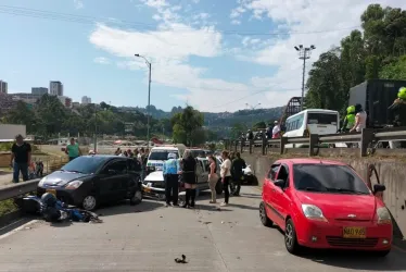 Vía de ingreso a Villamaría está cerrada por choque de varios vehículos