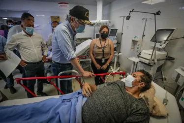 Fotografía cedida por Presidencia de Ecuador que muestra al presidente, Guillermo Lasso (c), mientras visita a los heridos por el terremoto de ayer, en el Hospital del Seguro Social en la ciudad de Machala (Ecuador).