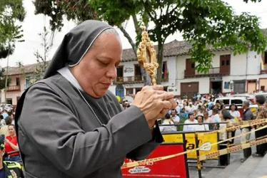 La religiosa Edit María Vergara, madre general de la Comunidad Hermanitas de La Anunciación, portó ayer las reliquias de la beata caldense María Berenice Duque Hencker, durante su veneración en Salamina.