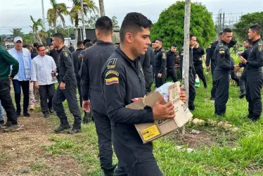 Fotografía cedida por el Ministerio Defensa Colombia, de algunos los policías que estuvieron retenidos y ya fueron liberados luego de la intermediación de ese ministerio, hoy, en la inspección Los Pozos de San Vicente del Caguán, departamento de Caquetá