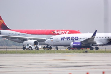 Aviones de Avianca y de Wingo en un aeropuerto de Colombia.
