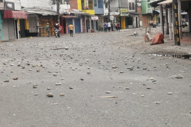 Foto | @ISAZULETA | LA PATRIA Los comerciantes de Taraza (Antioquia) denunciaron que encapuchados vandalizaron sus negocios.