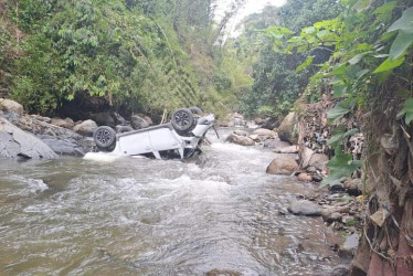 El vehículo particular terminó, con las llantas para arriba, en las aguas de la quebrada Pantanillo.