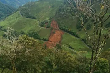 Derrumbe en la vía Manzanares-Marulanda. 