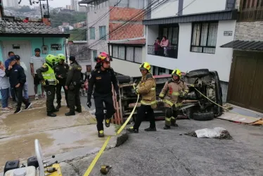 Este es el accidente en el que perdió la vida el conductor de esta camioneta que se volcó. 