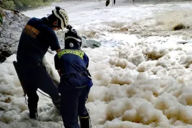 Bomberos de Chinchiná en la recuperación del cuerpo. 