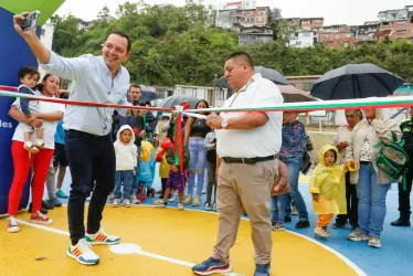 El alcalde de Manizales, Carlos Mario Marín, en la entrega del mejoramiento de la cancha de La Isla. 