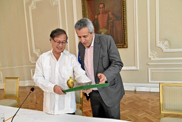 Foto / EFE / LA PATRIA Gustavo Petro designó a Luis Fernando Velasco como ministro del Interior, quien ayer lo acompañó en una reunión con la bancada de las curules de paz.