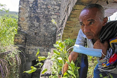 Foto | EFE | LA PATRIA  Carlos Fabián Becerra recorre una construcción que fue utilizada por los paramilitares como "horno crematorio.