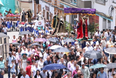 El paso de la imágenes del viacrucis estuvo acompañado por la devoción de los aguadeños. 