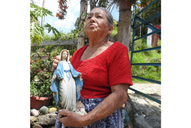 Cruz Elena Reyes sostiene la imagen en sus manos.