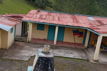 La escuela de la vereda Alfombrales en Murillo (Tolima) está cerrada como otras de Caldas y Risaralda, ubicadas en zona de riesgo por el volcán del Ruiz. 