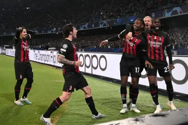 Jugadores del Milan celebran el gol anotado por Olivier Giroud.