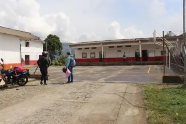 Los vehículos particulares transitan por la institución, con el riesgo de causar un accidente.