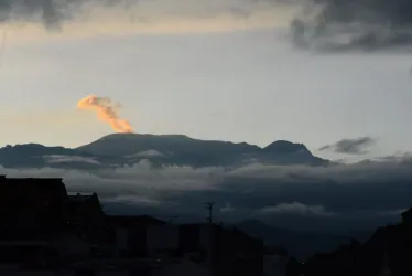 La fumarola del Volcán Nevado del Ruiz este lunes, a las 6:00 a.m., vista desde el barrio El Campín de Manizales. 