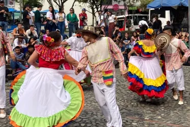 Enraizados, agrupación de danza folclórica, en el Campus Fest. 