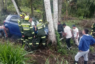 Carro se salió de la vía Manizales-Neira y chocó contra un árbol