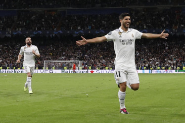 El delantero del Real Madrid Marco Asensio (d) celebra tras marcar el segundo gol ante el Chelsea, durante el partido de ida de cuartos de final de Liga de Campeones que Real Madrid y Chelsea FC disputan este miércoles en el estadio Santiago Bernabéu.
