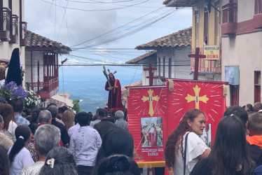 La procesión del viacrucis en Anserma ascendió por las empinadas calles de la también conocida como Abuela de Caldas. 