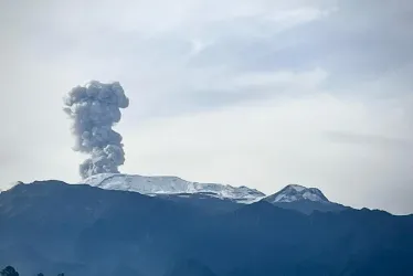 Así se observó la emisión de ceniza desde el Bosque Popular El Prado. 