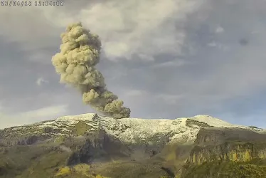 La emisión de ceniza de ayer en el volcán Nevado del Ruiz registrada desde el sector del cerro Piraña y río Azufrado. 