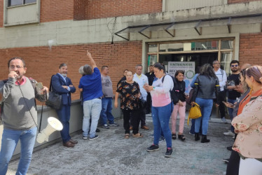 Un plantón efectuaron ayer sindicatos de la Universidad de Caldas para exigir inclusión de beneficios a docentes ocasionales y catedráticos en las negociaciones con la Administración central. 