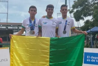 Deivy Leandro Padilla (centro), con sus deportistas Sergio Gutiérrez y Juan Martín Trejos.