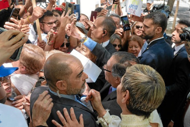 Foto | EFE | LA PATRIA  El presidente de Colombia, Gustavo Petro, a su llegada a la embajada de Colombia en Madrid, donde fue recibido por compatriotas.