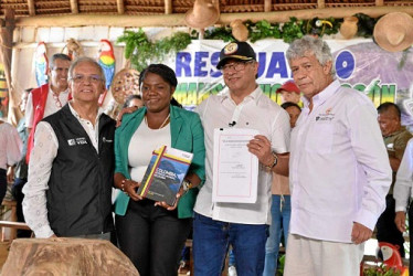 Foto | Presidencia.gov| LA PATRIA El presidente, Gustavo Petro, sancionó el Plan Nacional de Desarrollo desde el resguardo indígena El Remanso, en Guanía.