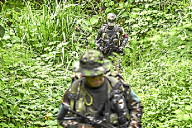 Foto | Tomada de Joaquín Sarmiento / AFP | LAPATRIA  Guerrilleros disidentes de las Farc - Frente Rafael Aguilera caminan en la selva cerca de un campamento en el departamento colombiano de Nariño, el 1 de marzo de 2023.