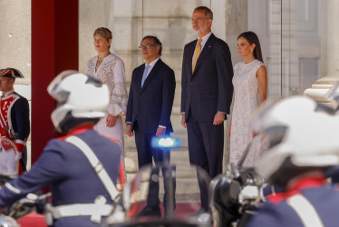 El jefe de Estado de Colombia, Gustavo Petro (izquierda), acompañado de su esposa, Verónica Alcocer, estuvo en la mañana de este miércoles reunido en el Palacio de la Zarzuela de Madrid (España) con el rey Felipe VI y la reina Letizia Ortiz.