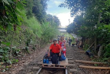 El desplome del puente El Alambrado que comunicaba a los departamentos del Quindío y Valle del Cauca, cerca de los municipios de La Tebaida y Caicedonia (Valle), hizo que las personas buscaran nuevas salidas. Los viejos rieles se convirtieron en la mejor opción. La pasadita cuesta $2 mil.