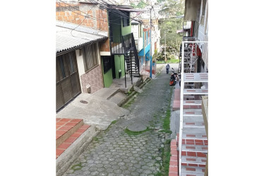 A lado y lado de la calle hay unas 14 casas que utilizan la vía y solicitan su arreglo.