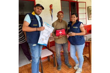 Habitantes de la vereda Viejo Rioclaro, de Villamaría, recibieron botiquines para incluirlos en sus maletas de emergencia. La donación fue de la Secretaría de Medio Ambiente de Caldas.