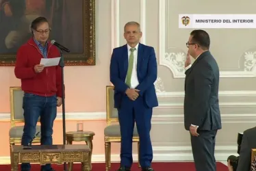 Olmedo López Martínez se posesiona ante el presidente de la República, Gustavo Petro, como nuevo director de la Unidad Nacional de Gestión del Riesgo de Desastres.