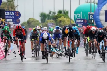 Llegada de la quinta etapa del Giro de Italia, que ganó Kaden Groves, del Alpecin Deceuninck.