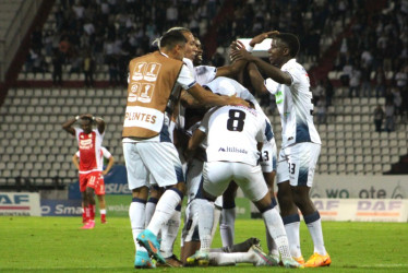 Los jugadores del Once Caldas felicitan a Alejandro García por el gol que le marcó anoche al Independiente Santa Fe en el Palogrande, el tercero para la victoria 3-1 del Blanco. A pesar de la victoria y la alegría, el equipo sumó su octava eliminación consecutiva y terminó la Liga en el puesto 17 de la tabla de posiciones.