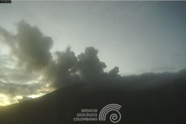 Así lucía este sábado el volcán Nevado del Ruiz desde una cámara de monitoreo ubicada cerca del cráter La Olleta.