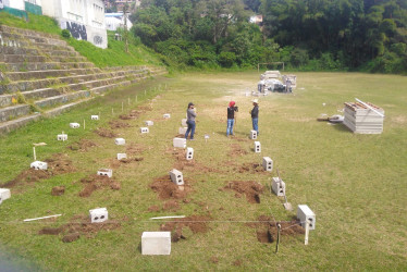 En la cancha del Colegio Inelfu empezaron a levantar las 10 aulas temporales.