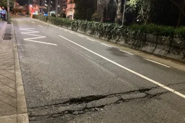 Estas grietas se presentan en el sector Viscaya, sobre la Avenida Santander. Entre El Cable y el Batallón Ayacucho.